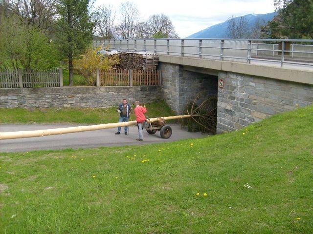 08-04-30 maibaumaufstellen 002