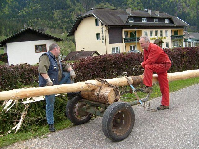 08-04-30 maibaumaufstellen 009