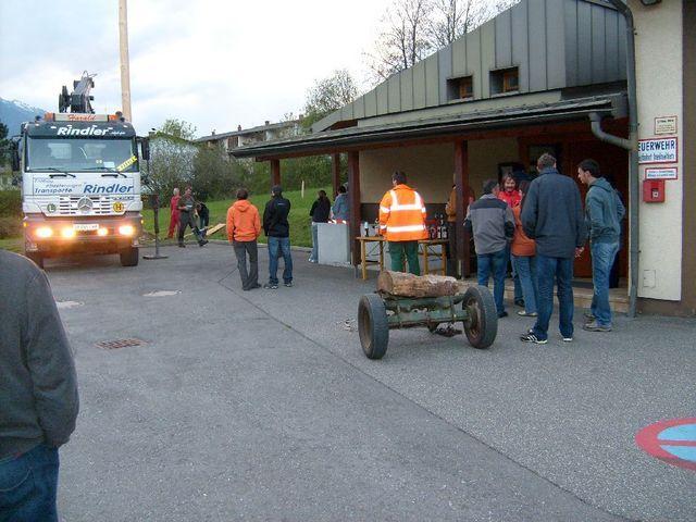 08-04-30 maibaumaufstellen 028