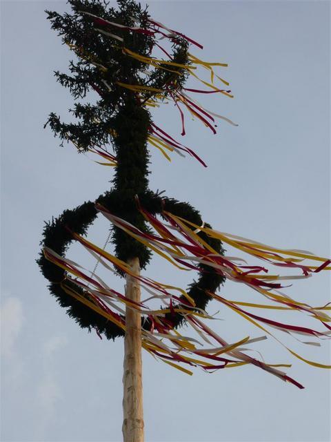 10-04-30 Maibaum 098