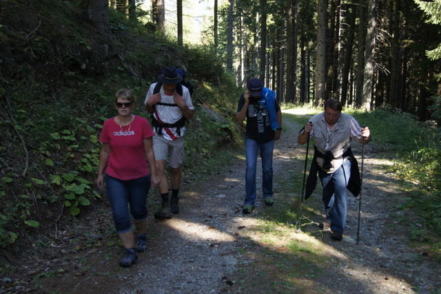 12-09-09 Almwandertag 2012 008