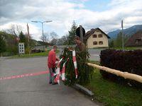 08-04-30 maibaumaufstellen 008